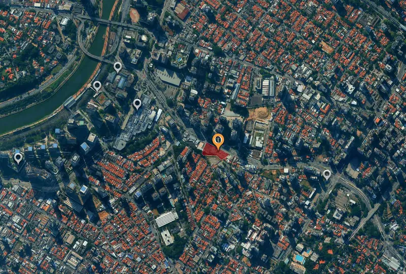 Vista aérea ilustrativa da região do Town Residences: o pin laranja marca o empreendimento e os pins brancos, pontos de referência próximos